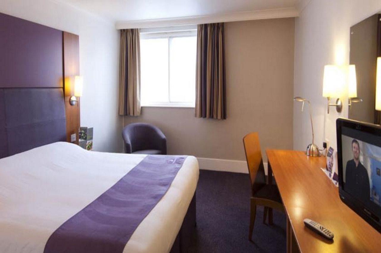 Premier Inn Manchester West Didsbury Esterno foto